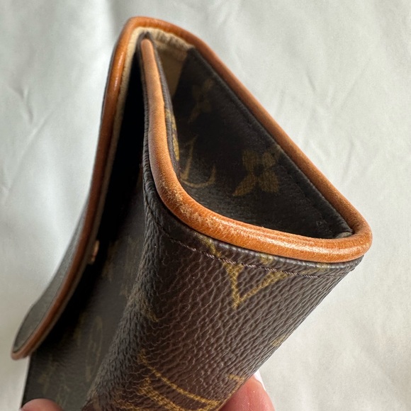 Louis Vuitton belt bag - Picture 4 of 11